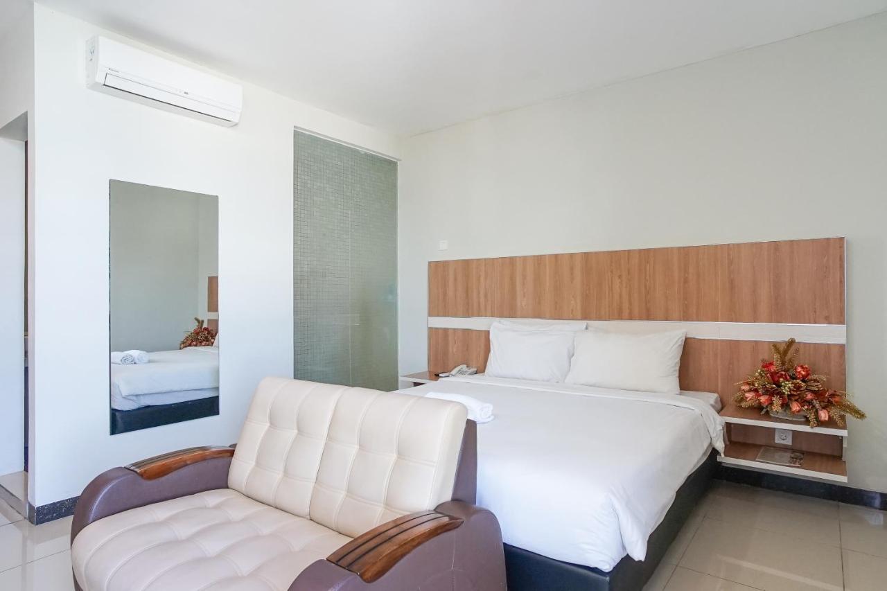 Hotel Royal Manado Exterior photo